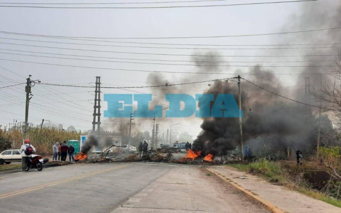 Corte de calle, quejas y desvíos por un reclamo vecinal en 137 y 90