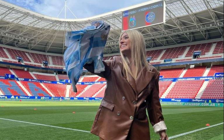 Kala Bidner, la artista argentina que cantó el himno en el amistoso ante Estonia