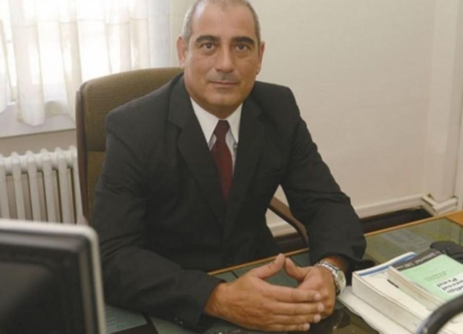 Avanza el jury contra el juez acusado de xenófobo