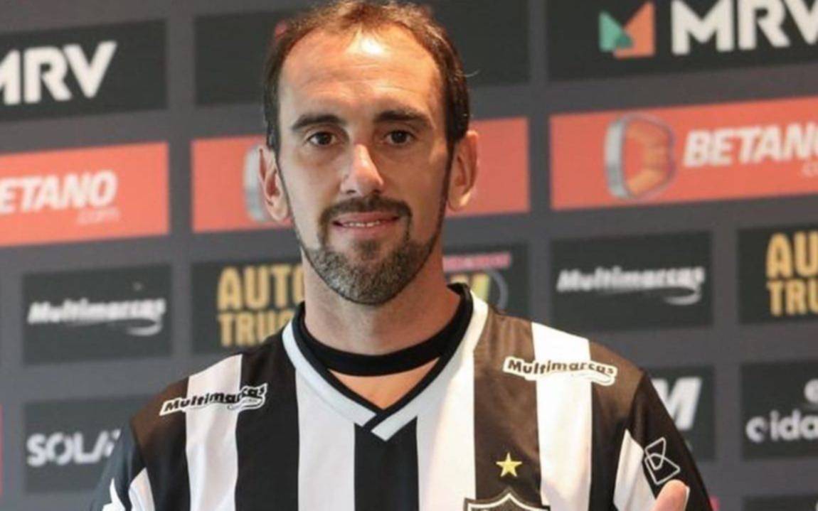 Vélez cerca de romper el mercado: Godín, a un paso
