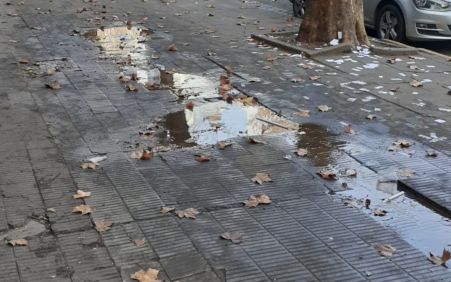 Reclamo por una pérdida de agua en la puerta del colegio Albert Thomas