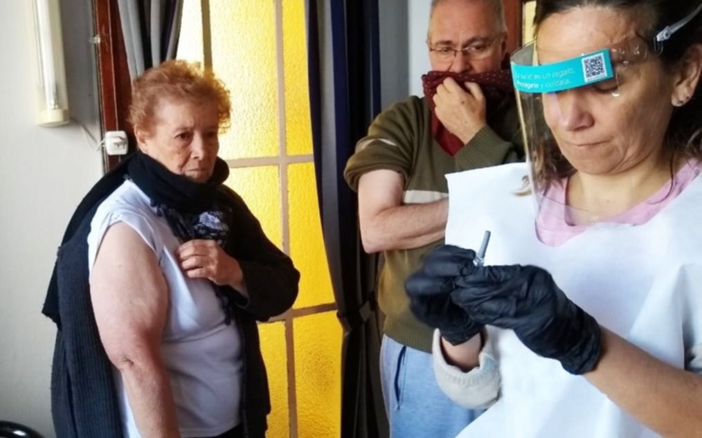 Cuándo y dónde funcionan las postas de vacunación antigripal de IOMA: a quiénes se la aplican
