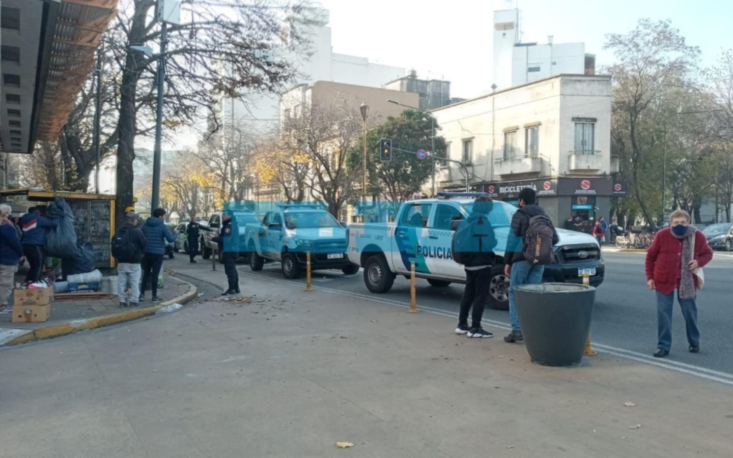 Amenazas con cuchillo, empujones y tensión entre manteros y comerciantes en pleno centro de La Plata