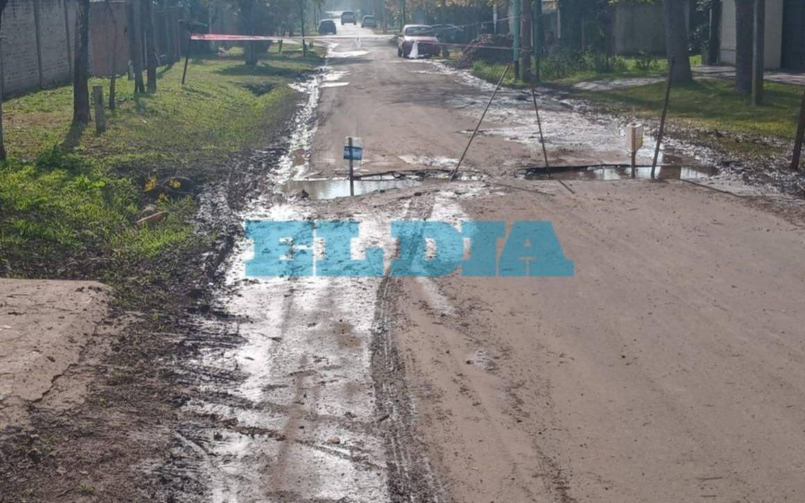 Vecinos de Gonnet reclaman que arreglen pozos en una esquina