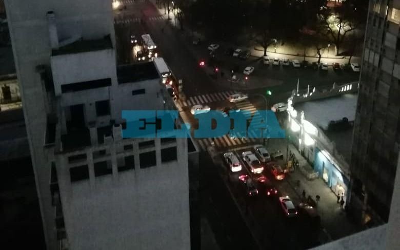 En la zona de Plaza San Martín luminarias a oscuras
