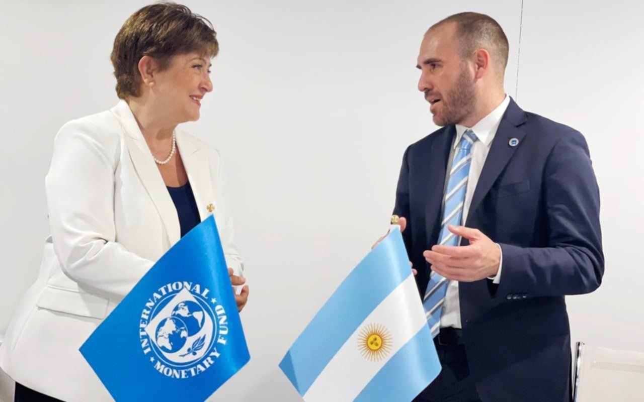 El FMI aprobó la primera revisión y desembolsará USD 4.000 millones a la Argentina
