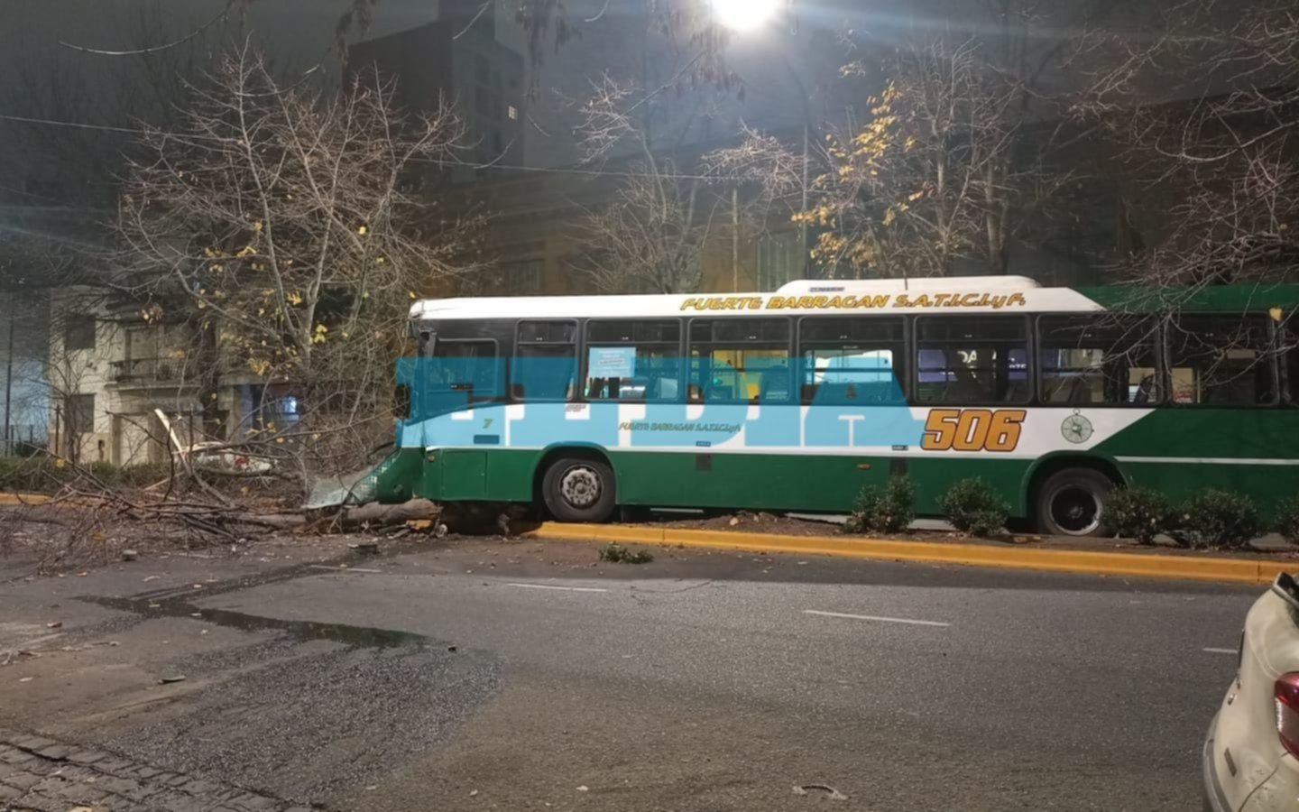 Un micro perdió el control y chocó contra un árbol en Avenida 44