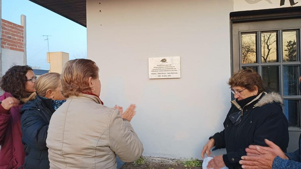 Pusieron un hito que marca la distancia de Abasto a Malvinas