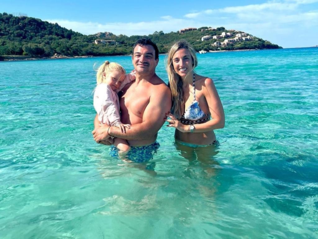 Agustín Creevy de vacaciones en Cerdeña junto a su familia