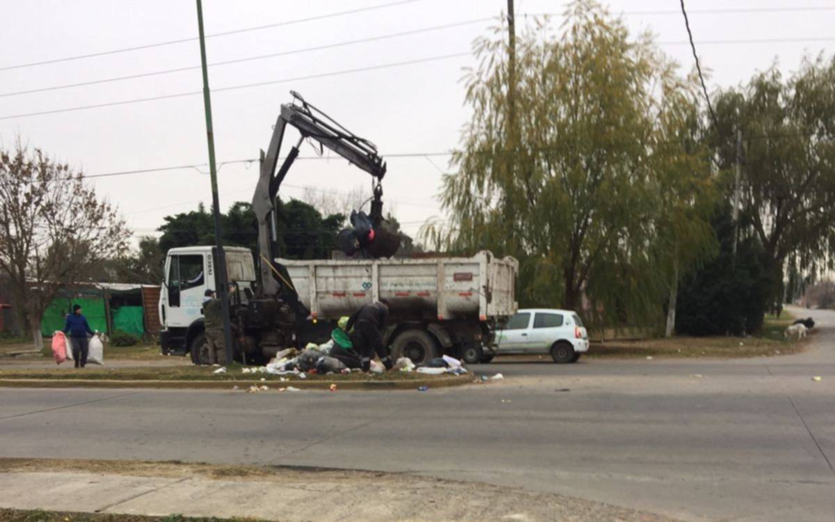 Se cansaron del basural: vecinos de Villa Elvira denuncian que sacaron contenedores en 13 y 93
