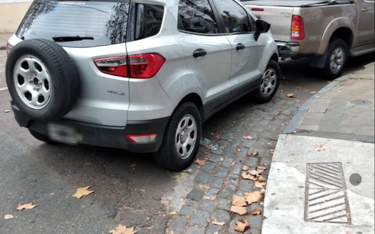De no creer: denuncian autos mal estacionados que obstruyen rampas para discapacitados