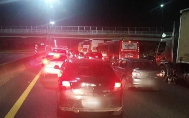 Volver a casa, un caos: un accidente en la Autopista en sentido a La Plata complicó el tránsito