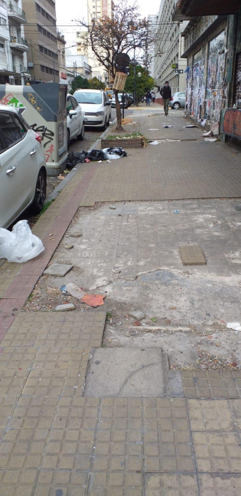Reclamo por la vereda y los residuos en 6 entre 45 y 46