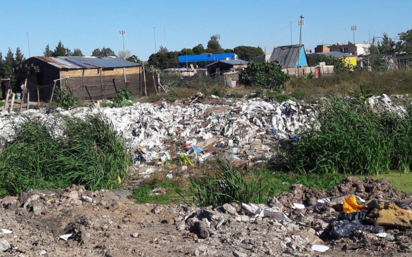 Vecinos de Villa Luján entre basura y ratas