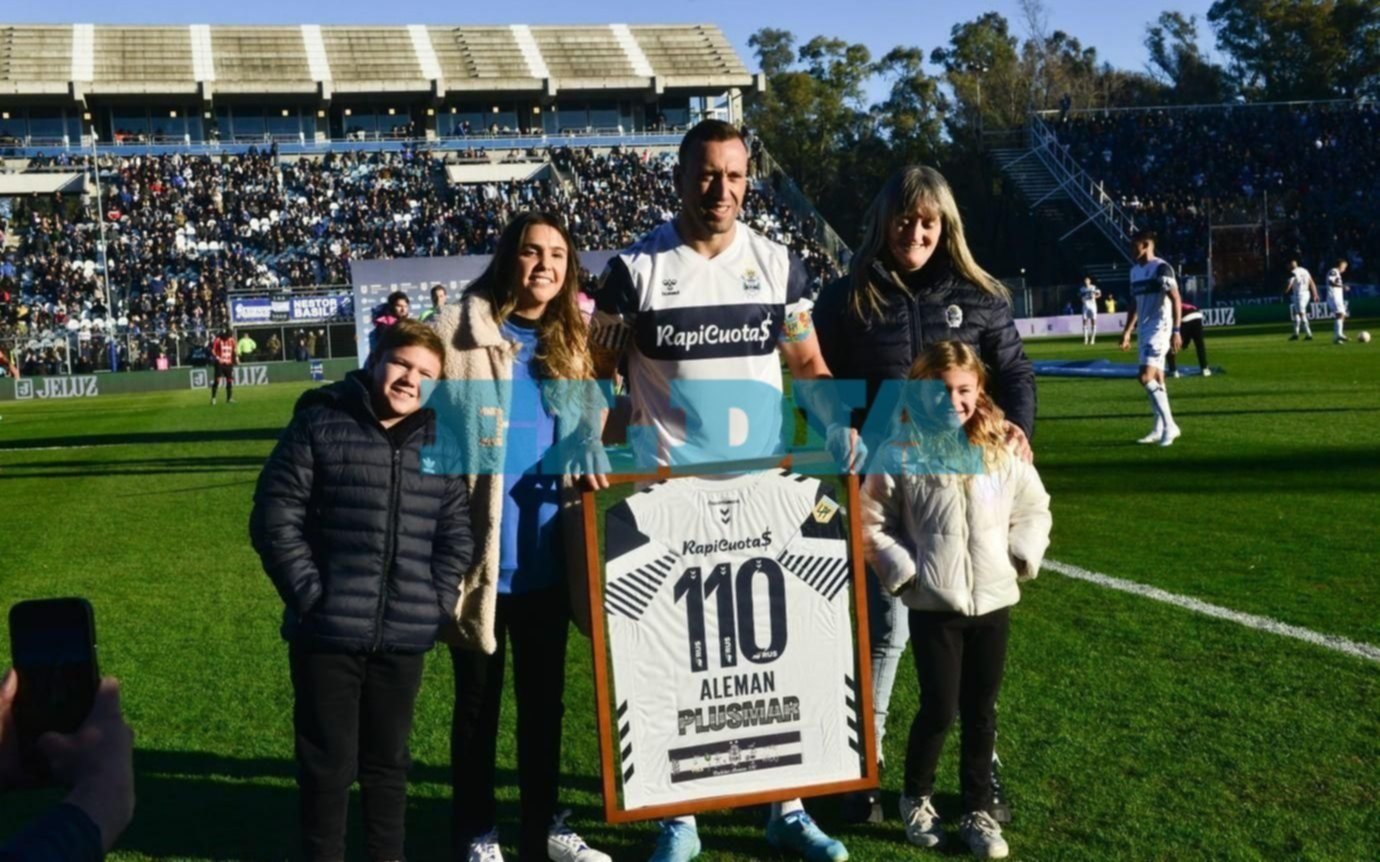 Alemán recibió un plaqueta por sus 110 partidos en Gimnasia