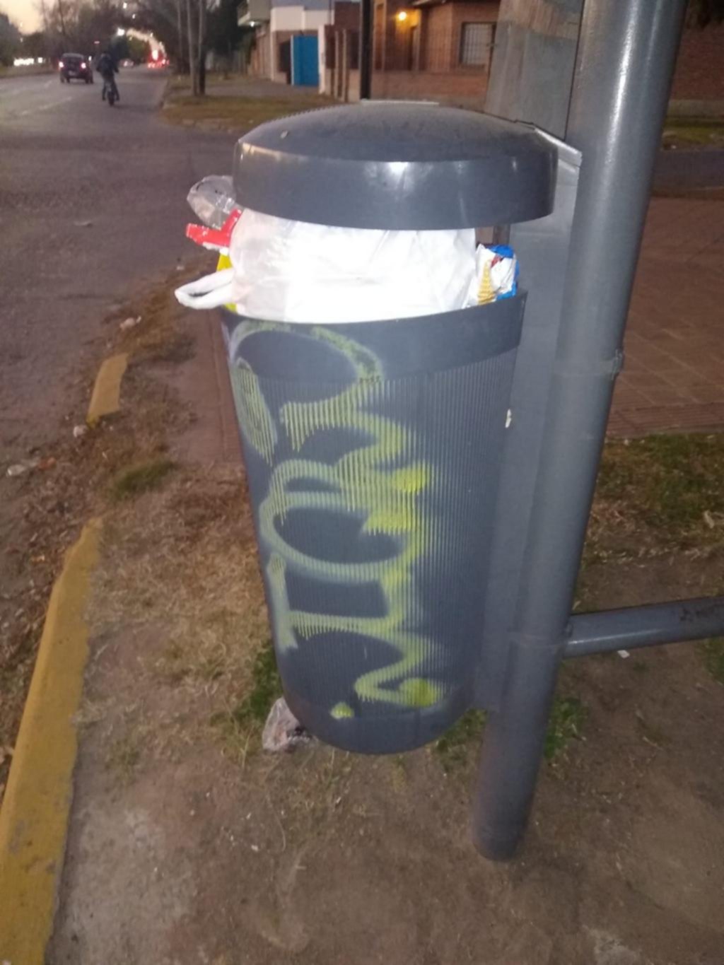 Reclama que vacíen los cestos en 131 y 40