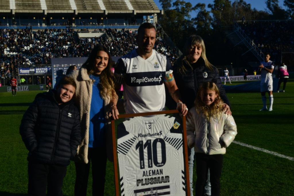 Reconocimiento en la previa del partido, para el capitán albiazul, Brahian Alemán