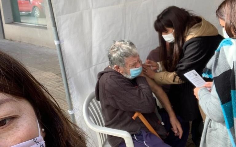 Un centenar de vacunas para personas en situación de calle