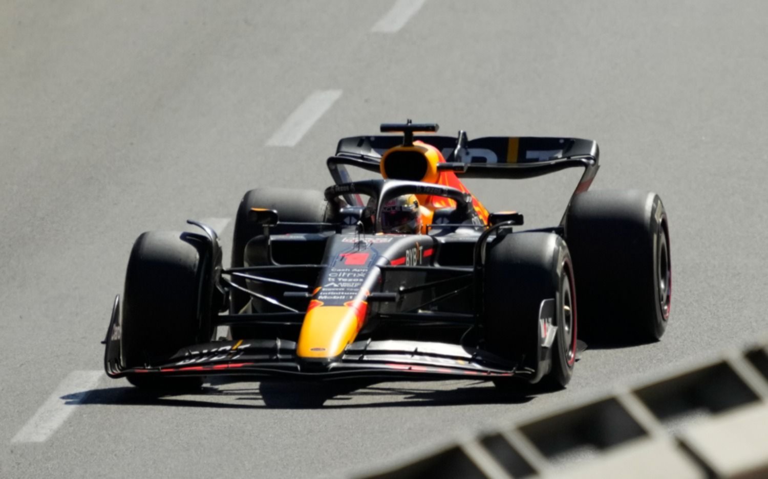 Verstappen gana en Azerbaiyán y amplía su liderazgo ante el abandono de Leclerc