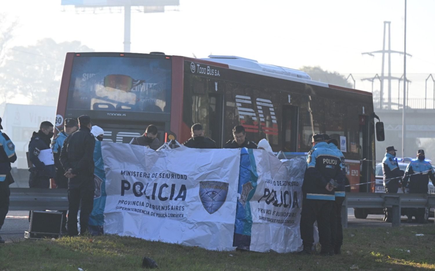 Terror y una muerte en plena Panamericana: tiroteo arriba de un micro de la Línea 60 durante un asalto