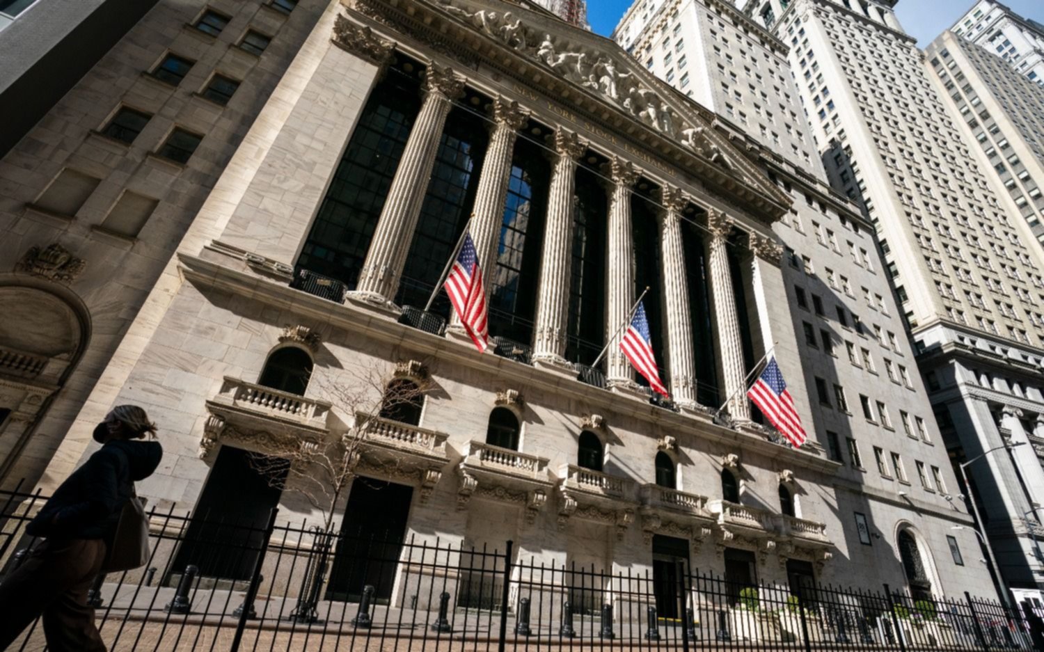 Otra jornada complicada: sube el dólar blue y el riesgo país no para de aumentar