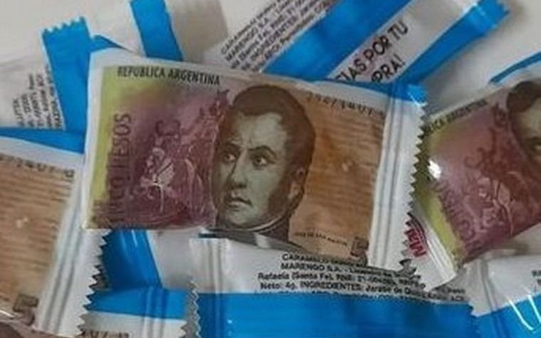 Insólito: crearon un caramelo con forma de billete de $5 para dar el vuelto