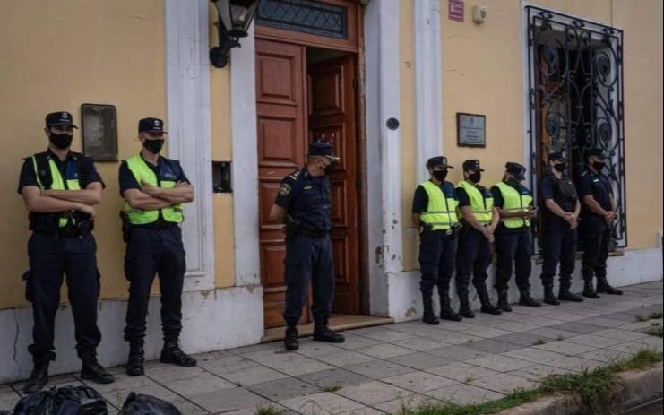 Piratas del asfalto capturados en una persecución policial son trasladados a la Unidad nº3