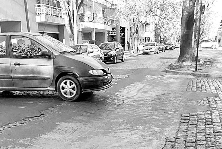 Quejas vecinales por la profunda cuneta de 9 y 65