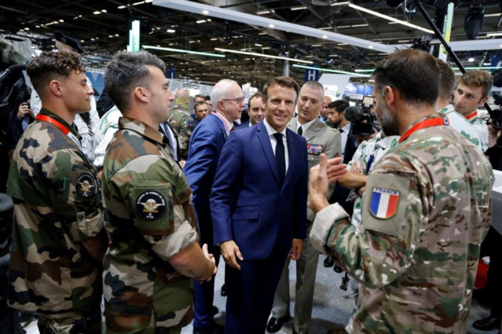 Macron sale al rescate de su mayoría absoluta