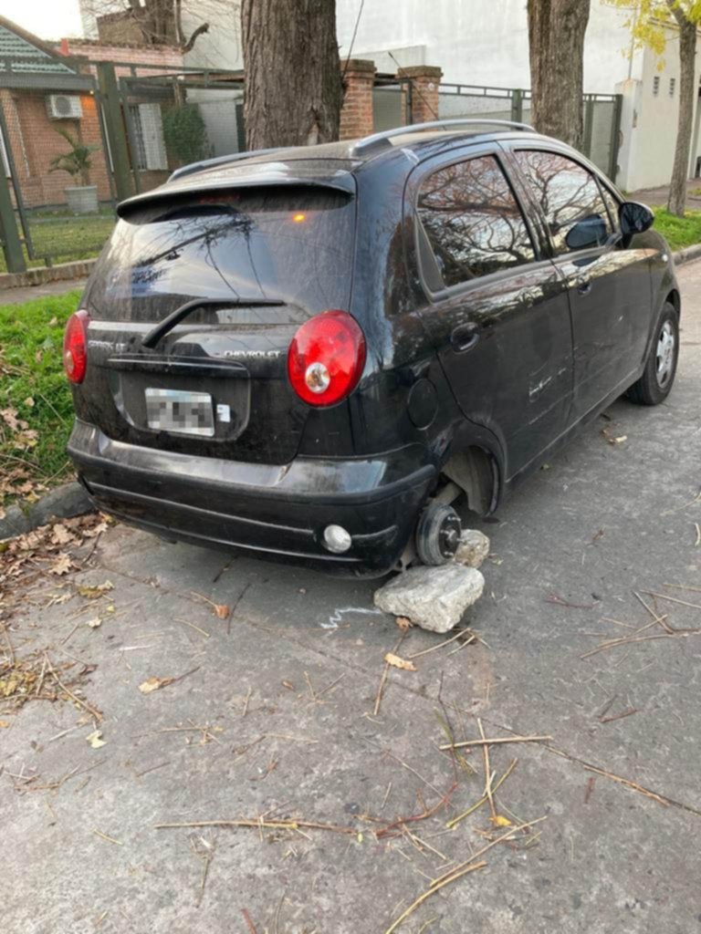 Se quedó a dormir en lo de una amiga y le robaron las ruedas