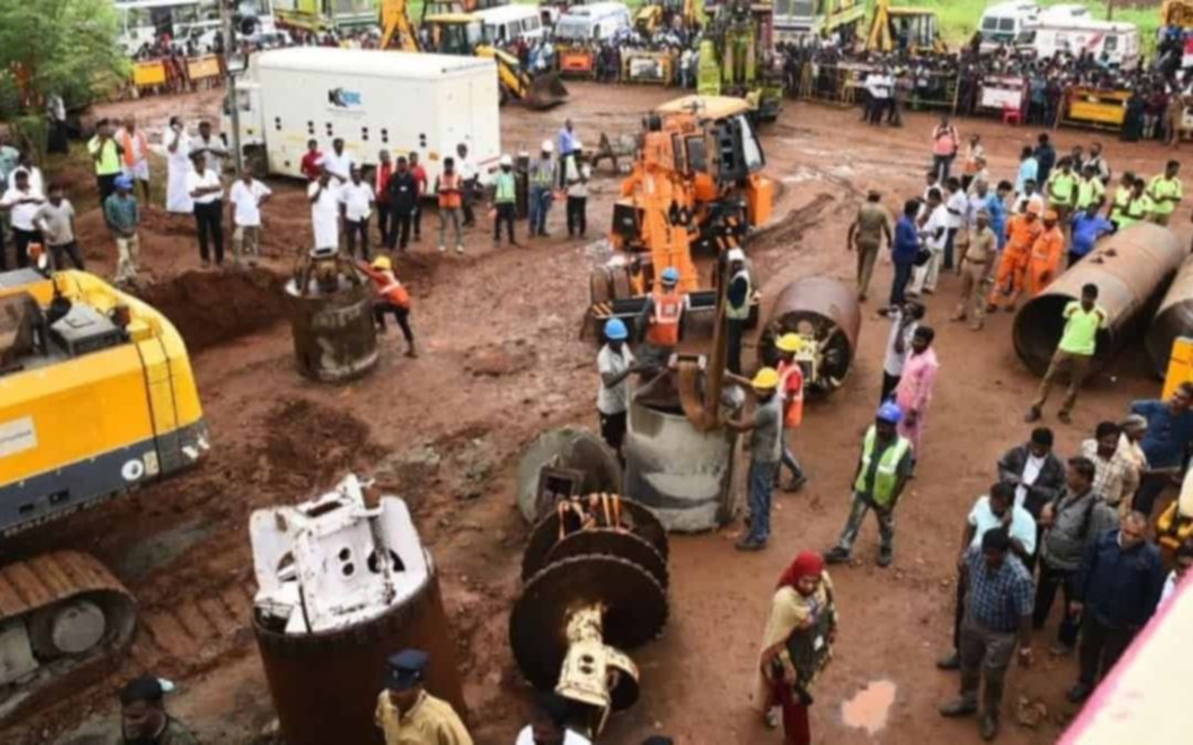 Un nene sordomudo lleva 4 días adentro de un pozo en India: desesperado operativo de rescate