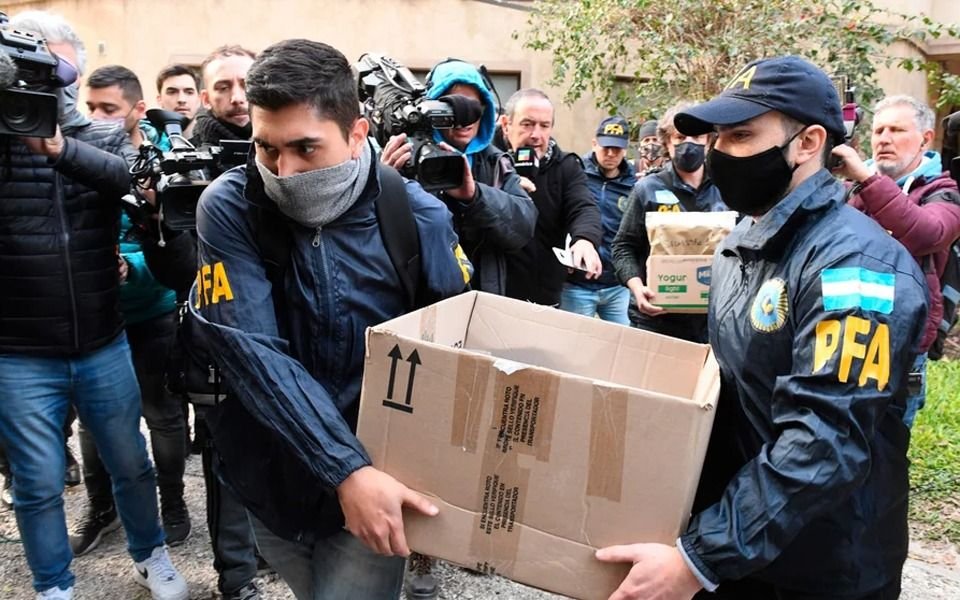 Prueba clave: peritarán los teléfonos y tablets secuestrados a los tripulantes del avión sospechoso
