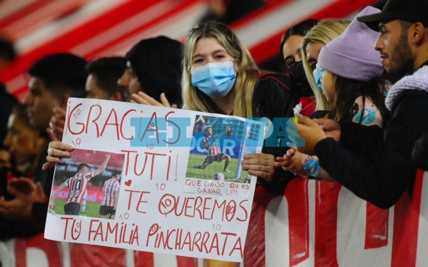 Los hinchas albirrojos y todo el color en el Hirschi: galería de fotos