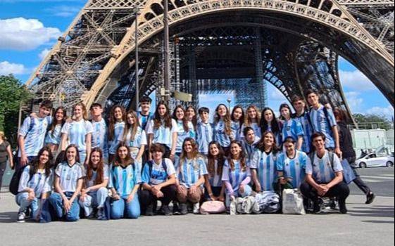¡Adiós París! Regresan a La Plata los estudiantes  del Colegio Nacional que viajaron a Francia
