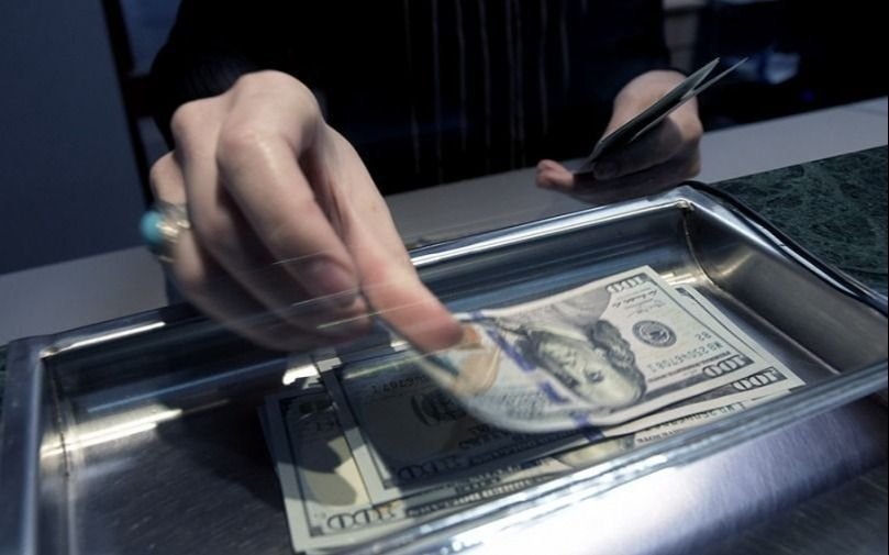 El dólar blue bajó 7 pesos