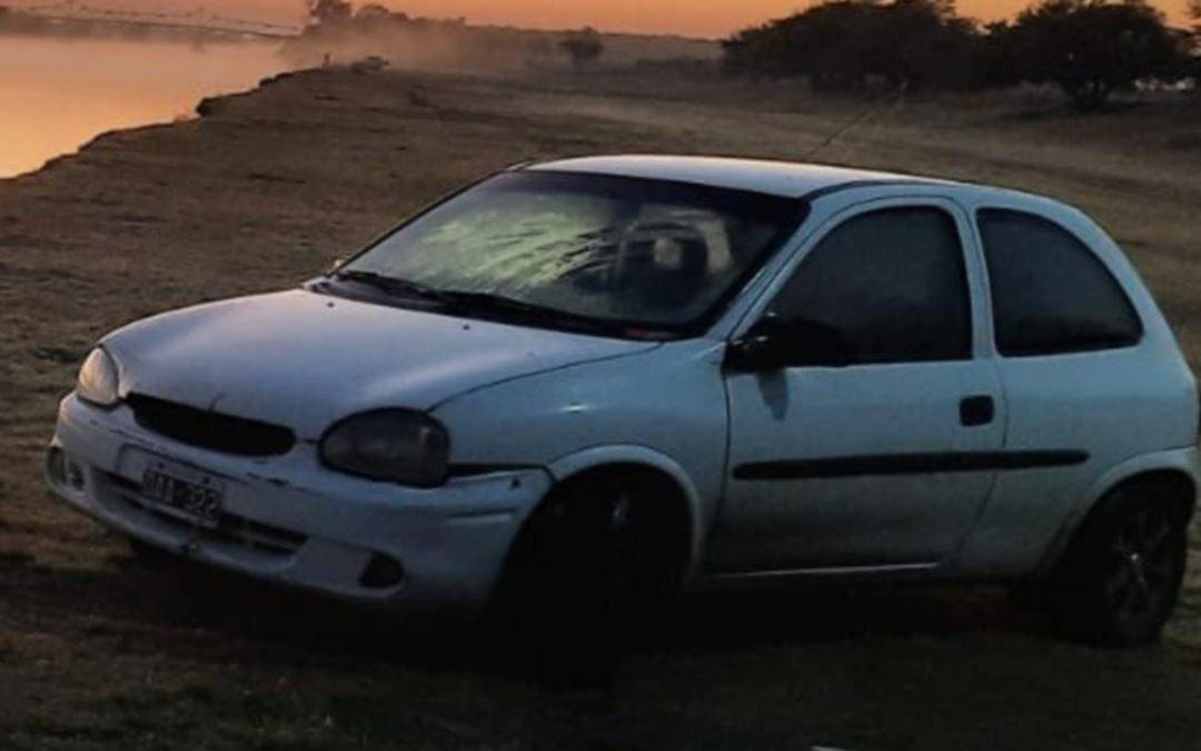 Se robaron un Corsa blanco en 61 y 26 y dueños ofrecen recompensa para que aparezca