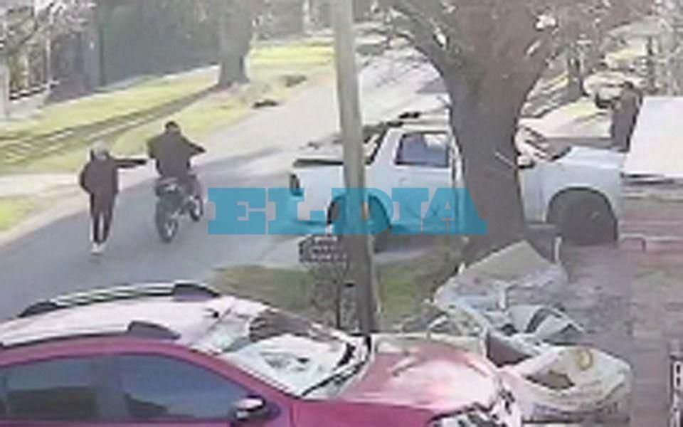 VIDEO. Gonnet: motochorros le apuntaron con un arma a un adolescente para robarle la mochila