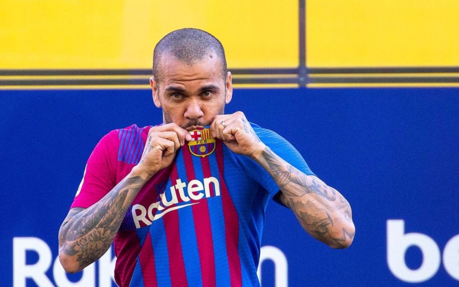 Dani Alves anunció su salida del Barcelona: "Fueron 23 títulos conseguidos"