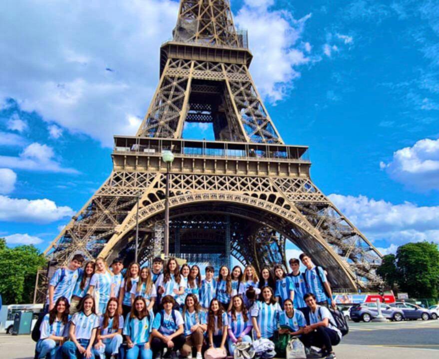 Vuelven de París 30 estudiantes del Nacional que participan de un intercambio