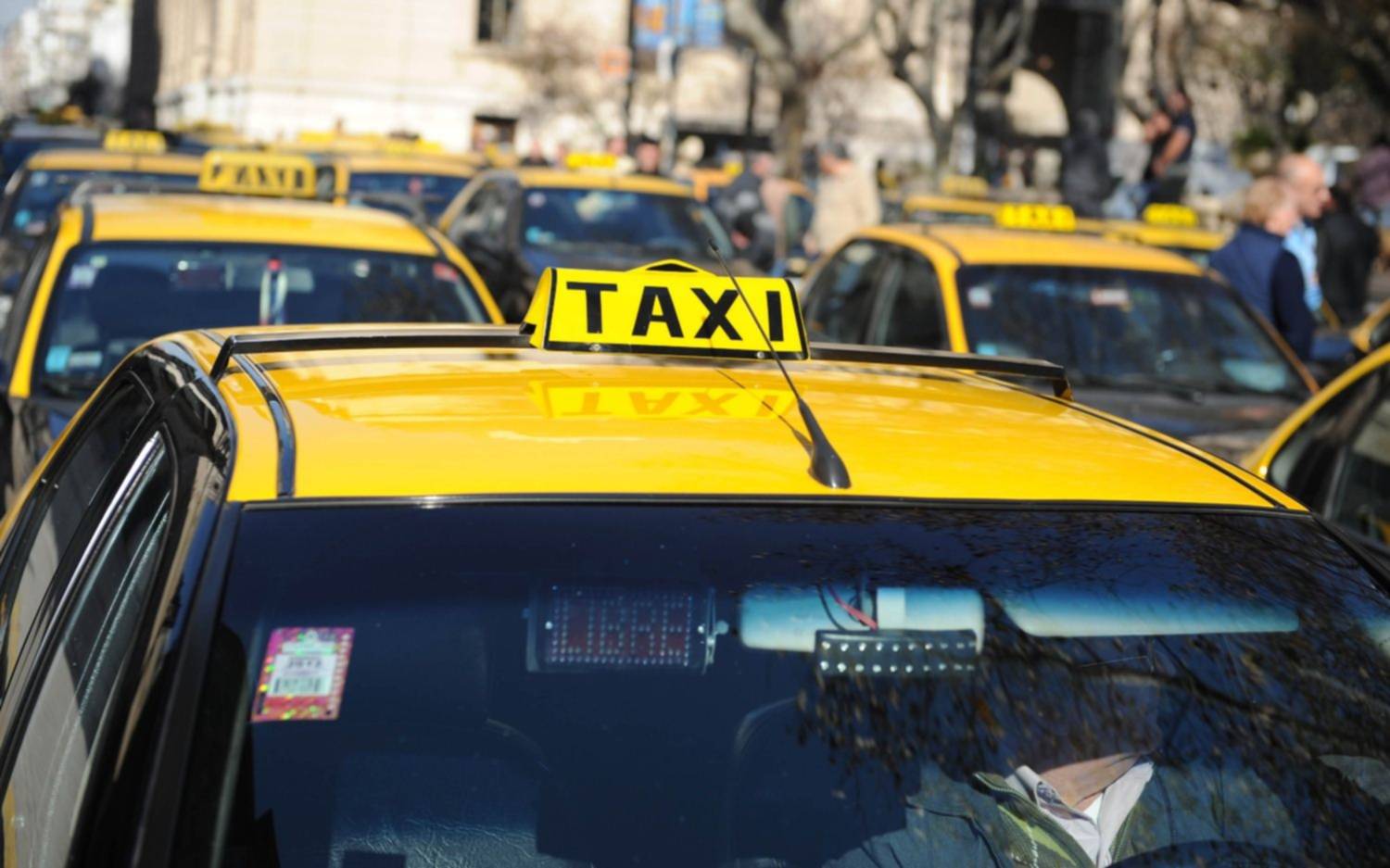 Se pasó de "vivo": gastó 41 mil pesos en un viaje en taxi y escapó sin pagar