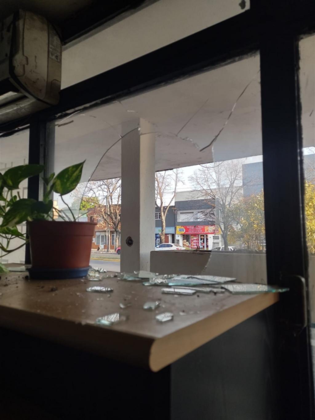 Enojados por la detención de un “amigo”, atacaron a piedrazos la comisaría 8ª
