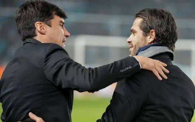 Cruce picante entre dos DT en medio de un partido: el "Cacique Medina" vs Gago
