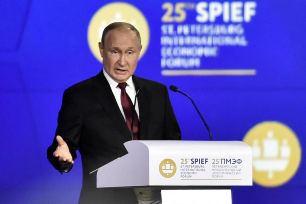 Palos para EE UU y la UE: Putin habla del ocaso de occidente