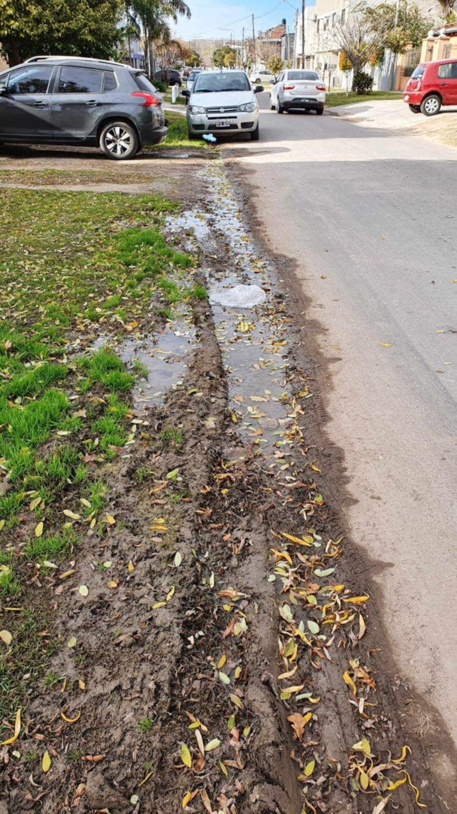 Reclamo por una pérdida de agua en Los Hornos