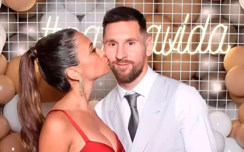 De gala y a los besos: Messi y Antonela, súper acaramelados en España