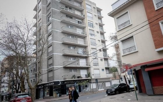 Mar del Plata: fue a descansar, discutió con dos menores que tiraban hielo desde un 7º piso y murió apuñalado