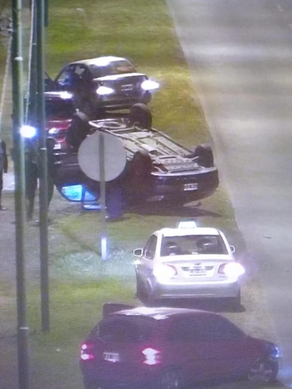 Un policía involucrado en un choque entre dos autos en el camino Rivadavia
