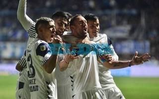 Gimnasia derrotó 3 a 1 a Racing en el Bosque y se prendió bien arriba