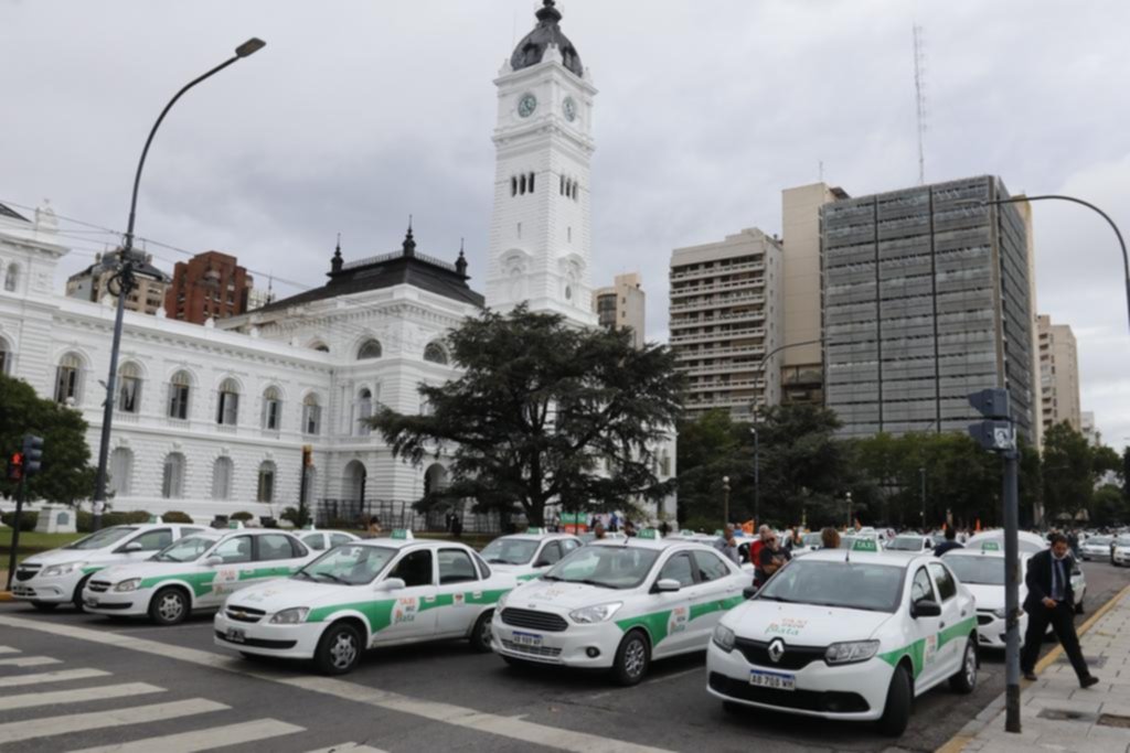Escasean los choferes de taxis: largas horas de trabajo y baja recaudación