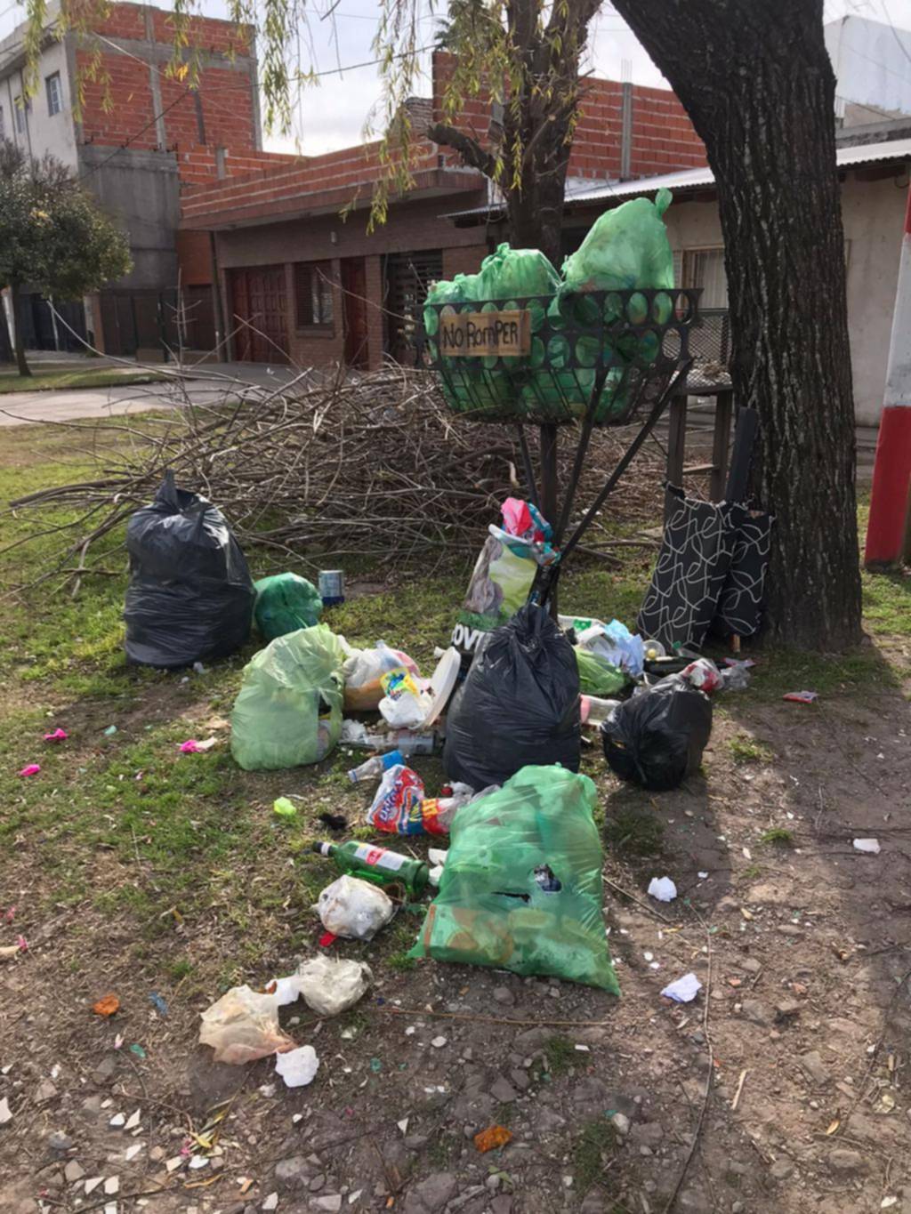 Reclamo por basurales y el estado de las calles en Los Hornos